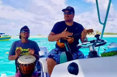 Blue Lagoon Rangiroa: Private boat tour with snorkeling and lunch