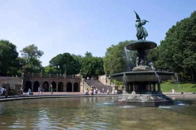 Comece na grand army plaza e explore os caminhos de central park, veja bethesda terrace e strawberry fields, ouça histórias locais e descubra tudo com um guia em grupo pequeno.