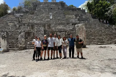 Descubre las ruinas de chacchoben en costa maya, recorre senderos en la selva, prueba piña con miel y vive la esencia del pueblo local—incluye transporte ida y vuelta y guía experto.