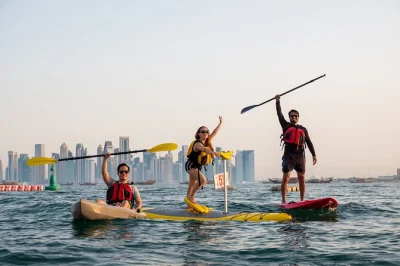 Erlebe ruhiges kajakfahren im mia park doha mit blick auf die skyline, erfahrenen guides und erfrischenden getränken. wähle zwischen sonnenuntergang- oder nacht-tour, alles equipment inklusive.