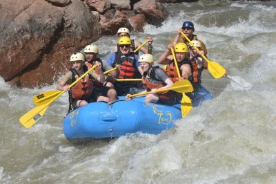 Erlebe den nervenkitzel beim rafting durch die royal gorge am arkansas river mit erfahrenen guides, spektakulären schluchtblicken und einem entspannten mittagessen am flussufer – inklusive ausrüst