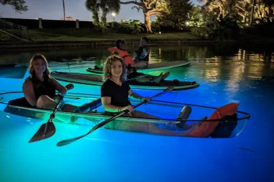Erlebe den magischen glow bei einer kajak- oder paddleboard-tour auf dem lake ivanhoe in orlando – mit led-beleuchtung, lokalen guides, fotos und kompletter ausrüstung.