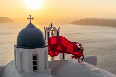 Vivez une séance photo unique à santorin avec une robe volante, un photographe local, conseils créatifs et photos numériques incluses. robe, assistant et options de prise en charge.
