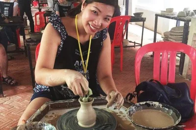 Impara a modellare la ceramica khmer a siem reap con un artista locale, prova il tornio e porta a casa la tua ciotola fatta a mano. include pickup in tuk-tuk e gelato.