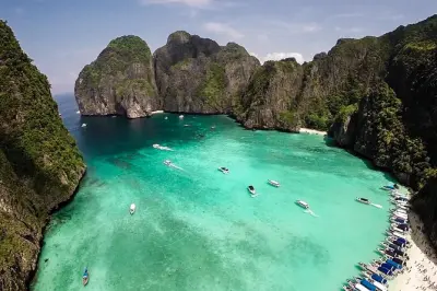 Phi Phi Inseln ab Phuket: Morgens vor den Menschenmassen erleben