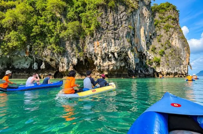 Caiaque na baía de Phang Nga: Cavernas e ilhas de calcário