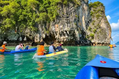 Kajakfahren in der Phang Nga Bucht: Höhlen und Kalksteininseln