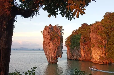 Phang nga bay bei sonnenuntergang erleben, mit kanu durch meereshöhlen paddeln, james bond island ohne menschenmassen besuchen, thai-dinner an bord und lokale paddel-guides inklusive.