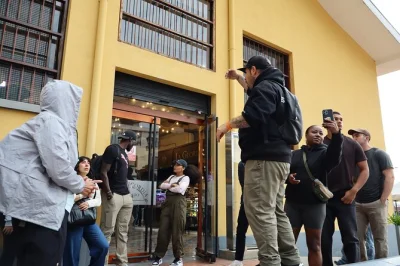 Entdecke bogotá bei einem spaziergang durch la candelaria – koste exotische früchte, besuche die plaza de bolívar, probiere chicha und spiele tejo. snacks inklusive.