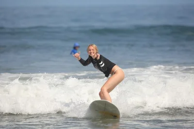 Erlebe tamarindos wellen mit lokalen surflehrern direkt am strand. kleine gruppen, komplette ausrüstung inklusive und frische ananas nach der session.