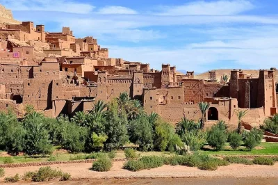 Partez de marrakech à travers les montagnes de l’atlas, traversez le col tizi n’tichka, partagez un thé à la menthe chez une famille berbère et explorez ait ben haddou avec un guide local—pr