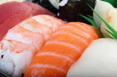 Aula de culinária de sushi em Osaka: Faça e coma dois tipos de sushi