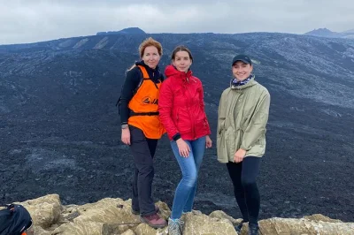 Scopri il sito dell’eruzione del fagradalsfjall, attraversa il ponte tra continenti a reykjanes e cammina tra le calde sorgenti islandesi. ritiro incluso da reykjavik.