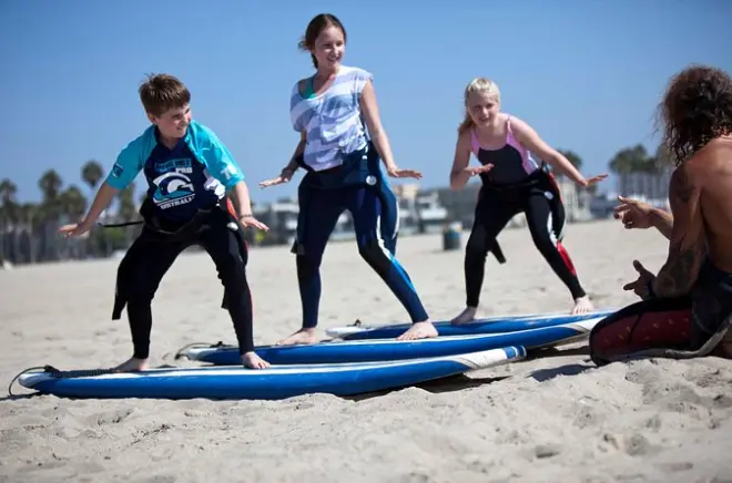 Leçon de surf de 2 heures à Santa Monica : Apprenez à surfer