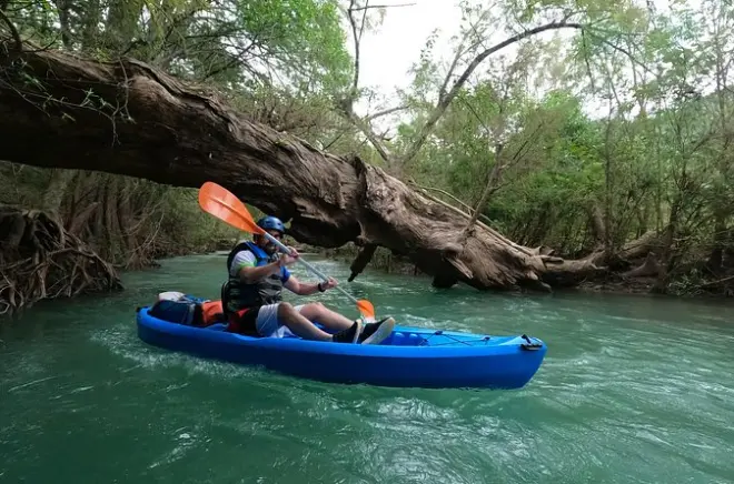 Kajakfahren auf dem Santa María Fluss mit Klasse-1-Stromschnellen