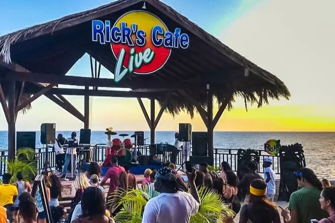 Sonnenuntergang bei Rick's Cafe ab Montego Bay mit Klippenspringern