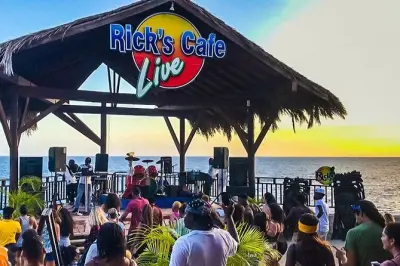 Sonnenuntergang bei Rick's Cafe ab Montego Bay mit Klippenspringern