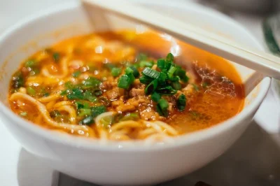 Recorre las vibrantes calles de hong kong, prueba 10 platos locales, conoce guías apasionados y descubre mercados llenos de vida. incluye degustaciones y guía privado.