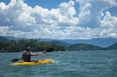 Kayak en los manglares de Paraty: Remo entre islas y túnel natural