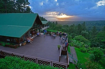 Réservez une navette privée de l’aéroport de liberia à l’arenal observatory lodge. trajet porte-à-porte climatisé avec chauffeur local, arrêts flexibles et réservation facile.