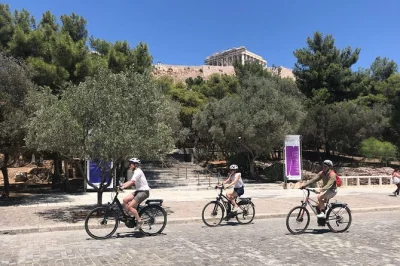 Erlebe athen lebendig auf einer e-bike-tour – vorbei an der akropolis, durch plaka und mit spannenden geschichten per live-audio-guide. inklusive ausrüstung & wasserflasche.