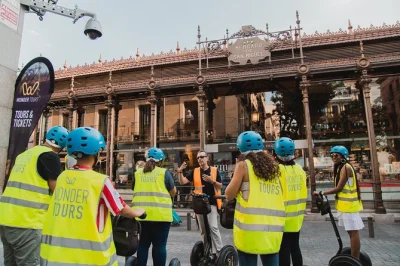 Découvrez madrid en segway dans ses ruelles médiévales, admirez le palais royal, la cathédrale almudena et la plaza mayor, tout en écoutant les anecdotes d’un guide local. casque inclus, réser