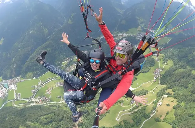 Tandem-Gleitschirmflug in den Alpen mit atemberaubender Aussicht
