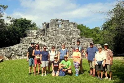 Scopri la storia di cozumel visitando le rovine maya di san gervasio, rilassati sulle spiagge più selvagge e goditi un tour privato con guida certificata e itinerario flessibile.