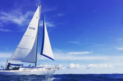 Erlebe den wind in der san juan bay bei einer privaten segeltour vorbei an den festungen von old san juan, der skyline und offenem meer. inklusive praxisstunde, ausrüstung und lokalem kapitän.