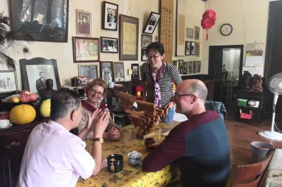 Scopri gli antichi hutong di pechino, esplora autentiche case con cortile, incontra la gente del posto e assaggia snack tradizionali in questo tour immersivo sull’architettura.