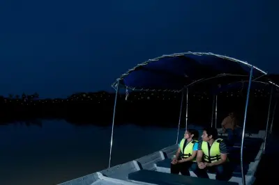 Kuala Selangor Glühwürmchen Bootstour mit Meeresfrüchte-Abendessen