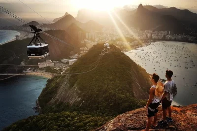 Comece seu dia no rio escalando o pão de açúcar com guia local, experimente a escalada de verdade e desça de bondinho. equipamento de segurança e instrutores inclusos.