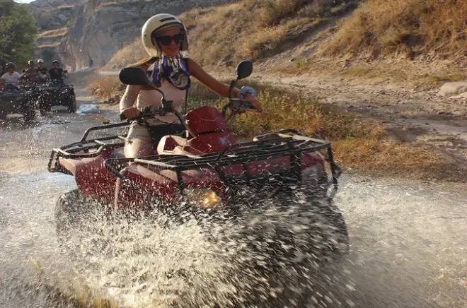 Quad en Cappadoce : Explorez terrain accidenté et eaux naturelles