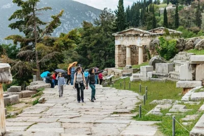 Explore o antigo sítio de delphi, descubra os tesouros do museu e caminhe pelas ruas de montanha de arachova num passeio de um dia saindo de atenas — inclui app de áudio guia e transporte de volta