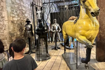 En londres, descubre la torre de londres con tus hijos: joyas de la corona, beefeaters y 900 años de historia con guía privado y sin hacer cola.