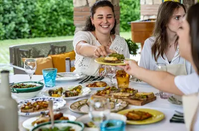Almuerzo y tour de vinos en San Gimignano: Cata de cinco vinos