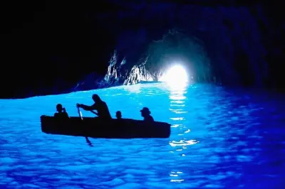 Grotte bleue et Capri à pied : Barques et jardin d’Auguste