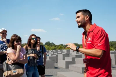 Sinta a história pesada de berlim neste tour a pé pelo terceiro reich. visite o memorial do holocausto, o local do bunker de hitler e ouça relatos com guia local.