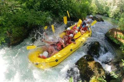 Sinta a emoção do rafting no rio cetina pelos cânions selvagens, nade em águas cristalinas, faça um lanche à beira do rio e divirta-se com seu guia. equipamento e grupo pequeno incluídos.