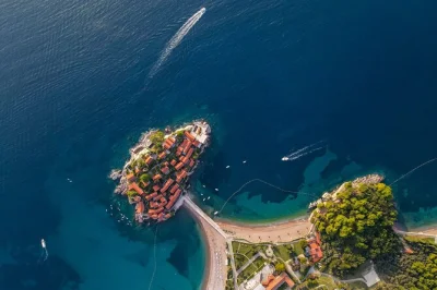 Parti da tirana per una giornata tra budva e sveti stefan in montenegro, con pickup in hotel, viste sul mare e tempo per un caffè o un tuffo. guida locale inclusa.
