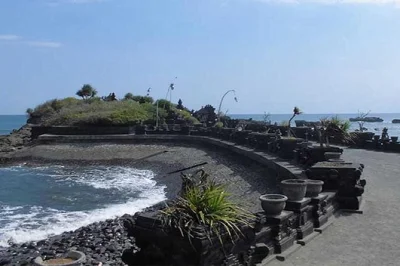 Découvrez les temples taman ayun et tanah lot à bali en voiture privée avec guide anglophone et prise en charge à l’hôtel. jardins sacrés et coucher de soleil au rendez-vous. réservez vite.
