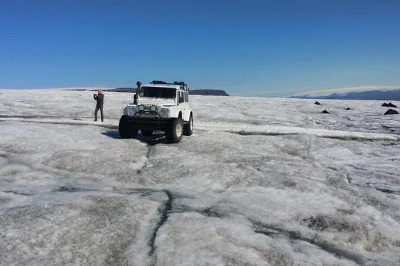 Scopri l’islanda selvaggia con un tour golden circle da reykjavik: superjeep, geyser, cascate, fuoristrada sul ghiacciaio e trasferimento dall’hotel incluso.
