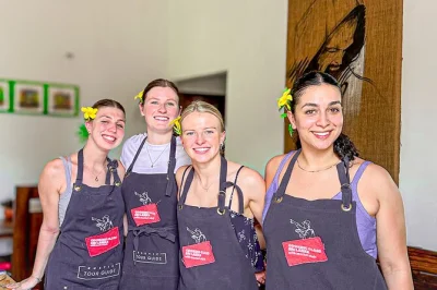 Colombo entdecken: bummel über den lebhaften markt, dann gemeinsam in einer familienvilla ein echtes sri-lankisches menü kochen. inkl. mittagessen, rezepte & guide. abholung möglich.