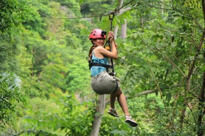 Erlebe das abenteuer am hanuman world zipline in phuket – 16 seilrutschen, dschungelachterbahn, sky walk und ein leckeres mittagessen mit gerichten aus aller welt. inklusive hoteltransfer.