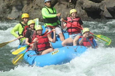 Erlebe den pacuare river bei einer privaten rafting-tour ab turrialba mit guide, wasserfallwanderung und mittagessen. inklusive hoteltransfer und sicherer betreuung.