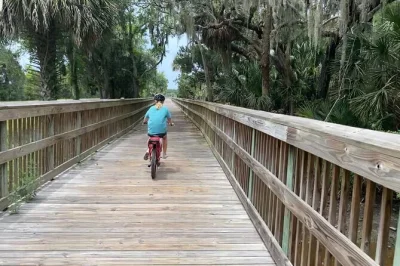 Erlebe amelia island auf einer e-bike-tour – überquere die george crady bridge, fahre zu big talbot beach und genieße einen stopp bei einheimischen. helm & bike inklusive.