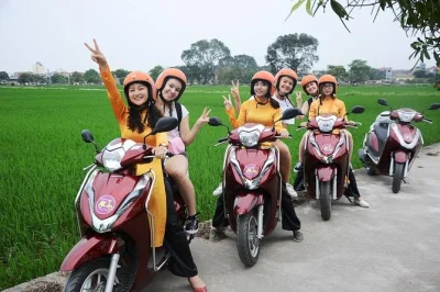 Découvrez la campagne de hanoi en moto avec des guides femmes, traversez le pont long bien, rencontrez les habitants des villages anciens et savourez un vrai déjeuner vietnamien. prise en charge inc