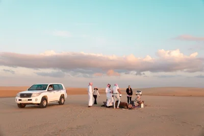 Vivi il deserto di doha con un safari 4x4 privato, cavalca cammelli e gusta un picnic beduino keshta vicino al mare interno. include il transfer.