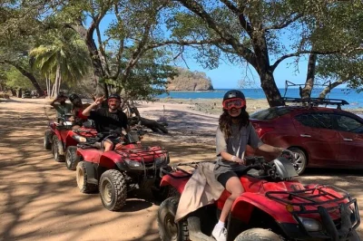 Erlebe tamarindos offroad-abenteuer auf einer atv-tour zu den stränden playa piratas, minas & puerto viejo. inklusive guide, wasserflasche und rückkehr mit duschen.