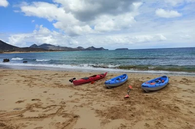 Erlebe porto santo hautnah bei einer kayaktour ab calheta beach – entdecke vulkanische felsformationen, einsame inselchen und versteckte strände mit einem lokalen guide.